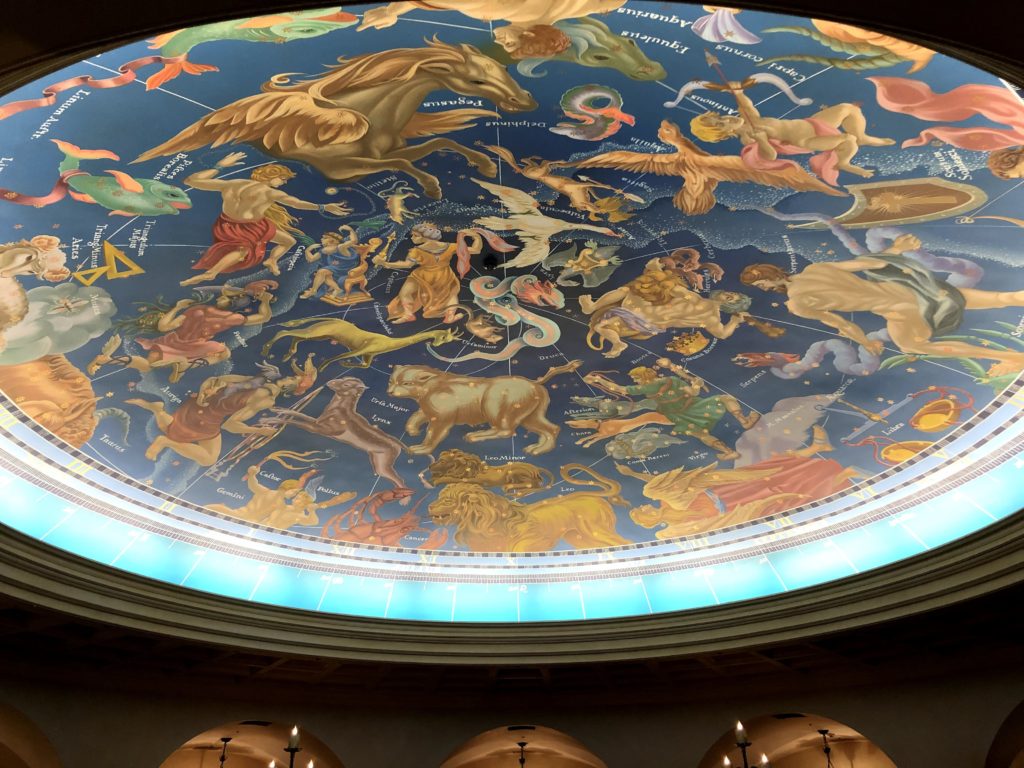大航海時代を思わせる大きな星座の壁画